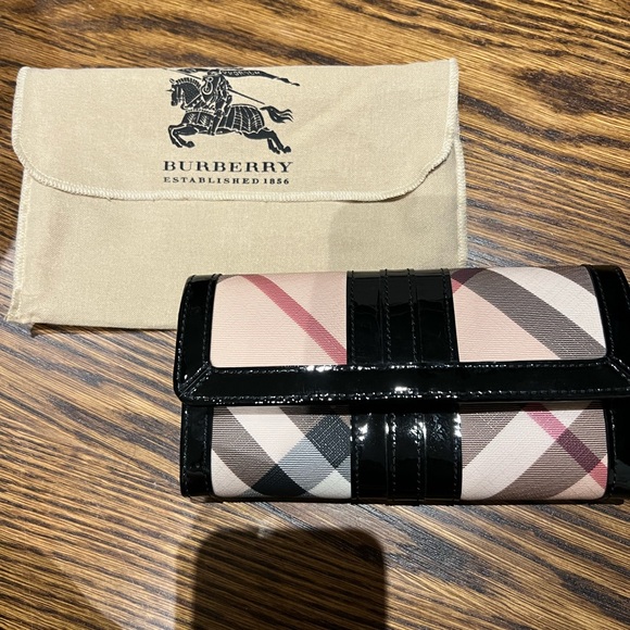 Authentic Burberry wallet with dust bag - Picture 1 of 4